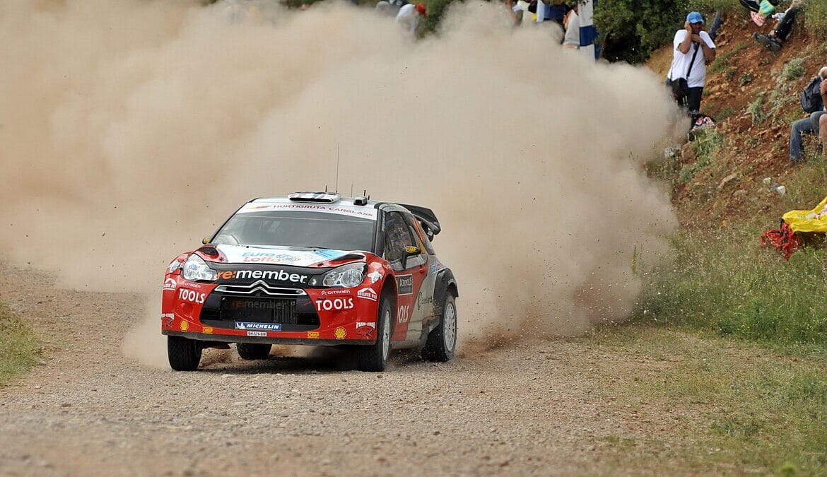WRC αυτοκίνητο στο Acropolis Rally 2025, οδηγεί μέσα σε σύννεφο σκόνης