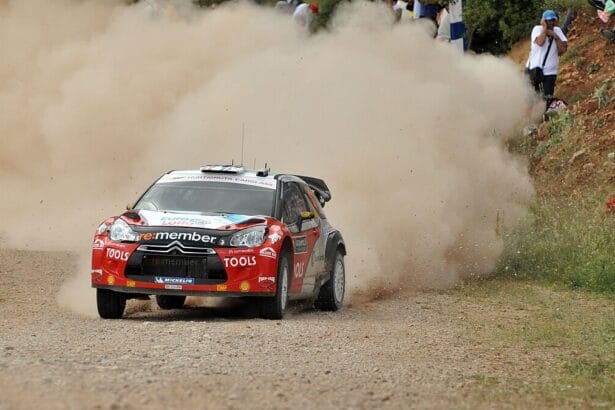 WRC αυτοκίνητο στο Acropolis Rally 2025, οδηγεί μέσα σε σύννεφο σκόνης