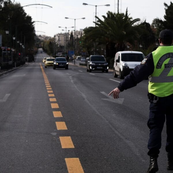 Μπλόκα Τροχαίας: Τι ισχύει νομικά όταν ενημερώνεις άλλους οδηγούς